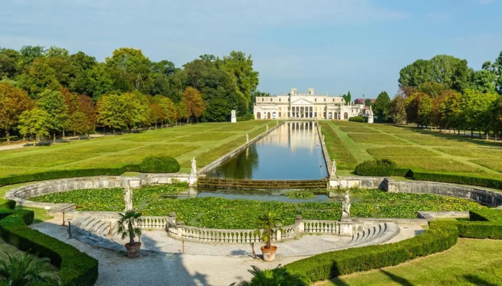 The image shows the garden of Villa Pisani